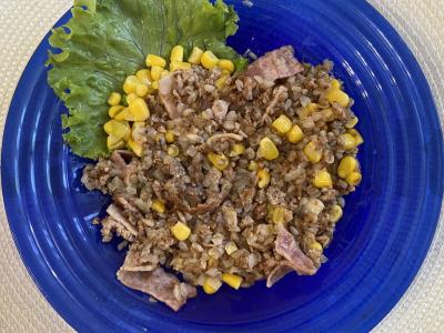 Grikių košė su šonine ir konservuotais kukurūzais pagrindine nuotrauka