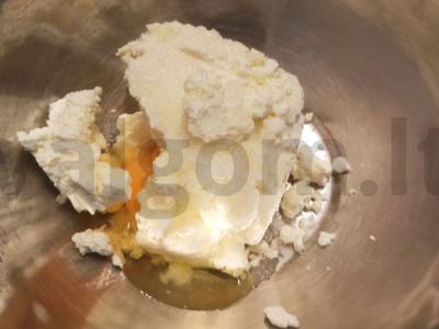 Sūrio blynai su džiovintomis abrikosais ir razinomis Žingsnis 1