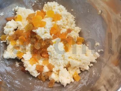 Sūrio blynai su džiovintomis abrikosais ir razinomis Žingsnis 3