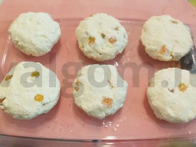 Sūrio blynai su džiovintomis abrikosais ir razinomis Žingsnis 4