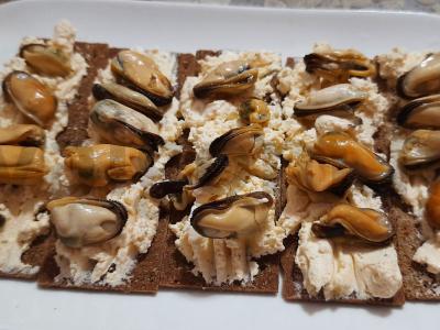 Brusketa su varškės sūriu ir midijomis pagrindine nuotrauka