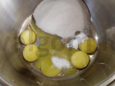 Velykinis pyragas su razinomis ir šokoladiniu glajumi Žingsnis 2