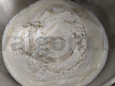 Velykinis pyragas su razinomis ir šokoladiniu glajumi Žingsnis 6