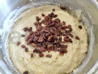 Velykinis pyragas su razinomis ir šokoladiniu glajumi Žingsnis 8