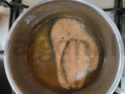 Salotas „Džiaugsmas“ su virta raudona žuvimi Žingsnis 1