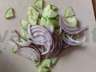 Salotas „Džiaugsmas“ su virta raudona žuvimi Žingsnis 4