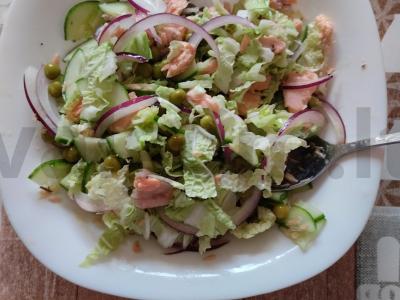 Salotas „Džiaugsmas“ su virta raudona žuvimi pagrindine nuotrauka