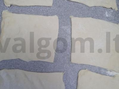 Sluoksniuotos bandelės su suluguni sūriu Žingsnis 1