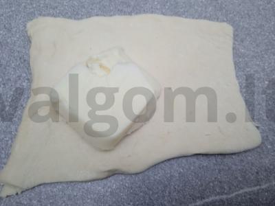 Sluoksniuotos bandelės su suluguni sūriu Žingsnis 2