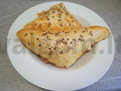 Sluoksniuotos bandelės su suluguni sūriu pagrindine nuotrauka