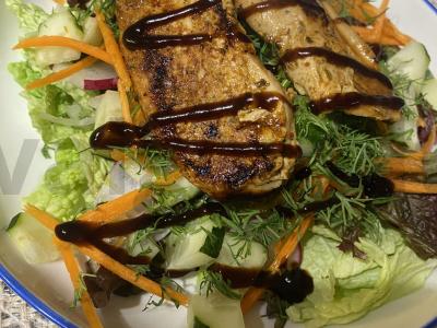 Vasaros salotos su vištiena pagrindine nuotrauka