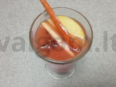 Karštas vynas su apelsinų sultimis ir raudonu vynu pagrindine nuotrauka