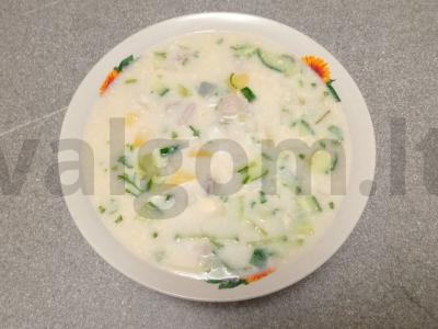 Okroška su virtiniu kiaulienos šniceliu ant duonos kvaso pagrindine nuotrauka