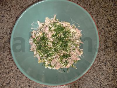 Salotas „Rusų“ su pusiau rūkytomis dešromis pagrindine nuotrauka