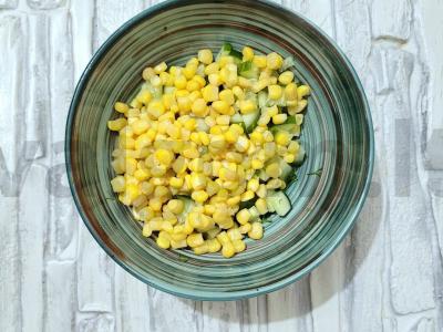 Nuostabus salotas su kiaušiniu ir konservuotais kukurūzais Žingsnis 3