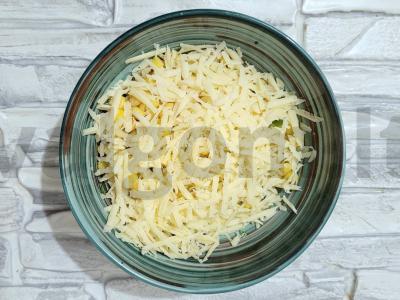 Nuostabus salotas su kiaušiniu ir konservuotais kukurūzais Žingsnis 4