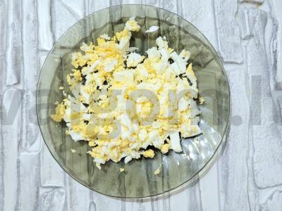 Nuostabus salotas su kiaušiniu ir konservuotais kukurūzais Žingsnis 5