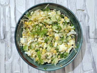 Nuostabus salotas su kiaušiniu ir konservuotais kukurūzais pagrindine nuotrauka