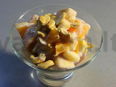 Vaisių salotos su jogurtu ir riešutais pagrindine nuotrauka