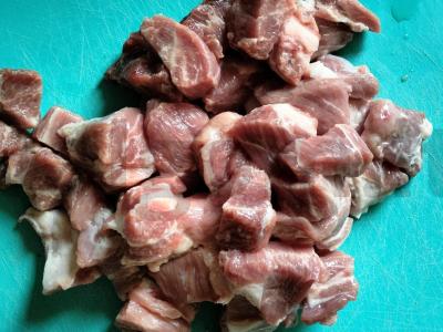 Sultinga kiauliena, marinuota garstyčiose ir svogūnuose, kepta folijoje Žingsnis 1