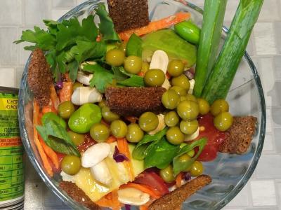 Azijietiško stiliaus salotos su žirneliais pagrindine nuotrauka