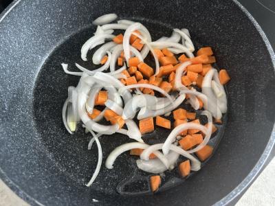 Keptas bulvių patiekalas su medžiotojų dešrelėmis Žingsnis 1