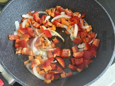 Keptas bulvių patiekalas su medžiotojų dešrelėmis Žingsnis 2