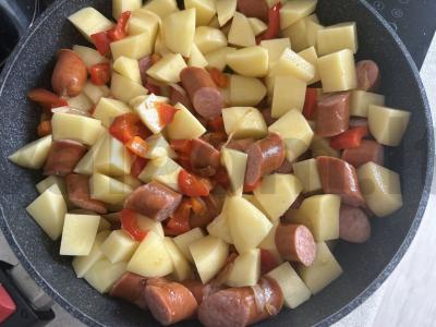 Keptas bulvių patiekalas su medžiotojų dešrelėmis Žingsnis 4