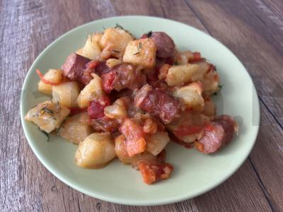 Keptas bulvių patiekalas su medžiotojų dešrelėmis pagrindine nuotrauka