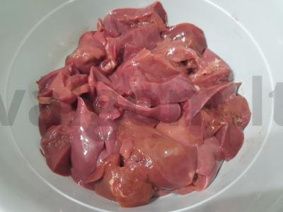 Paprastas salotas su vištienos kepenimis, daržovėmis ir žolelėmis Žingsnis 1