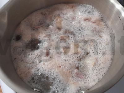 Paprastas salotas su vištienos kepenimis, daržovėmis ir žolelėmis Žingsnis 2