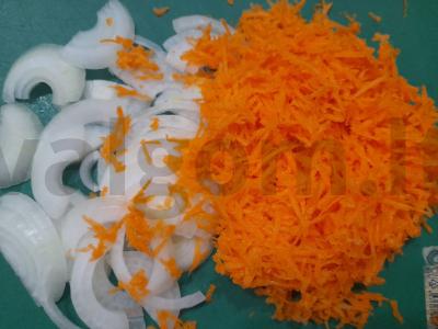 Paprastas salotas su vištienos kepenimis, daržovėmis ir žolelėmis Žingsnis 4