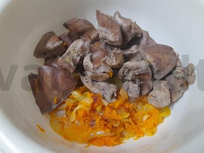 Paprastas salotas su vištienos kepenimis, daržovėmis ir žolelėmis Žingsnis 9