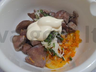 Paprastas salotas su vištienos kepenimis, daržovėmis ir žolelėmis Žingsnis 11