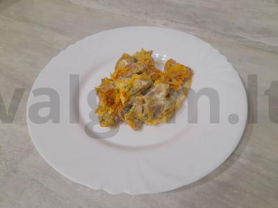 Paprastas salotas su vištienos kepenimis, daržovėmis ir žolelėmis pagrindine nuotrauka