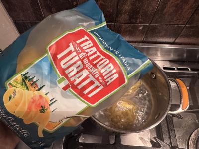 Grietinėlės makaronai su krevetėmis ir pomidorais Žingsnis 1