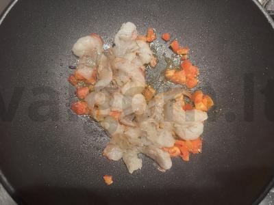Grietinėlės makaronai su krevetėmis ir pomidorais Žingsnis 2