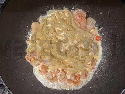 Grietinėlės makaronai su krevetėmis ir pomidorais Žingsnis 3