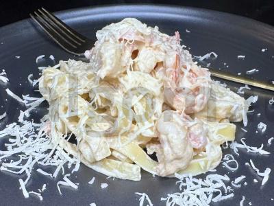 Grietinėlės makaronai su krevetėmis ir pomidorais pagrindine nuotrauka