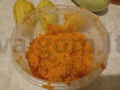 Saldus vaisių ir daržovių salotas su medaus padažu Žingsnis 1