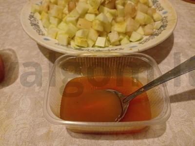 Saldus vaisių ir daržovių salotas su medaus padažu Žingsnis 5