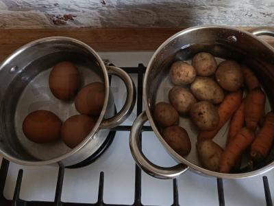 Salotas „Mimoza“ su sviestu Žingsnis 1