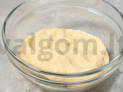 Pyragas su lydytu sūriu ir svogūnais Žingsnis 1