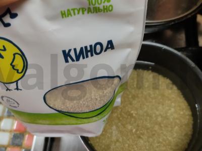 Kvinoja „Su dešrelėmis“ Žingsnis 1