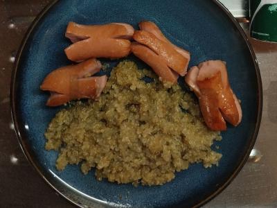 Kvinoja „Su dešrelėmis“ pagrindine nuotrauka