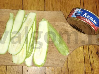 Cukinijų ritinėliai su silkėmis pomidorų padaže Žingsnis 1