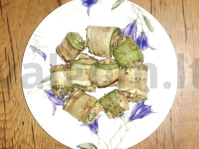 Cukinijų ritinėliai su silkėmis pomidorų padaže pagrindine nuotrauka