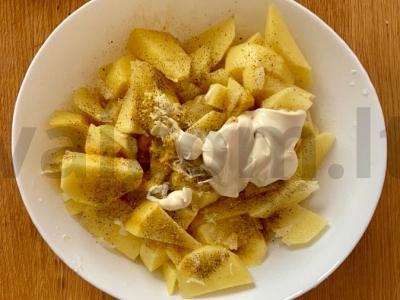 Keptas bulves kaimiškai grietinėlės ir česnako padaže Žingsnis 4