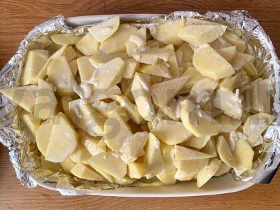 Keptas bulves kaimiškai grietinėlės ir česnako padaže Žingsnis 5