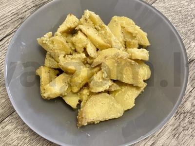 Keptas bulves kaimiškai grietinėlės ir česnako padaže pagrindine nuotrauka